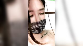 老牌极品美女主播新登场，修长美腿情趣装黑丝袜，掰穴特写道具JB抽插，骑乘后入猛捅，手指扣穴高潮出水