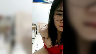 颜值区主播下海全程露脸勾引狼友撩骚，性感的奶子黑丝情趣，揉着骚奶子呻吟表情好骚，跳蛋塞逼吸吮手指浪叫