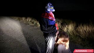 【欧美-剧情之王】 美女被变态拦路劫色，献出完美身体才给通行，蒙面变态在车上把美女粉穴各种抽插玩弄