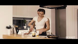 【欧美】极品乌克兰美女模特克鲁兹，美好的一天要从晨炮开始，厨房做饭故意勾引猛男来一发，中出内射