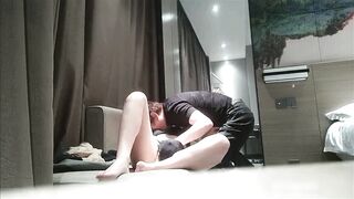 【翻车王伟哥】酒店约外围，怪异的打扮戴着假发草妹子，中途把套子弄破，内射故意埋怨人家的套子质量不行