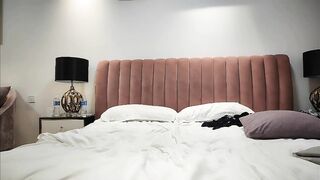 【鸭总寻欢】兼职车模，如此佳人岂能放过，换装口交继续，肤如凝脂，貌美如花，今夜真是不虚度