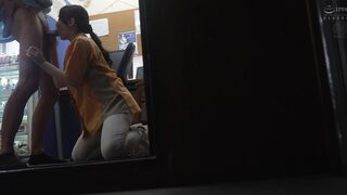 JUR-321 [中文字幕] 便利店营业期间她多次遭到他们的性侵犯为了保护便利店一名便利店兼职员工的妻子在店内提供性服务 #广濑百合